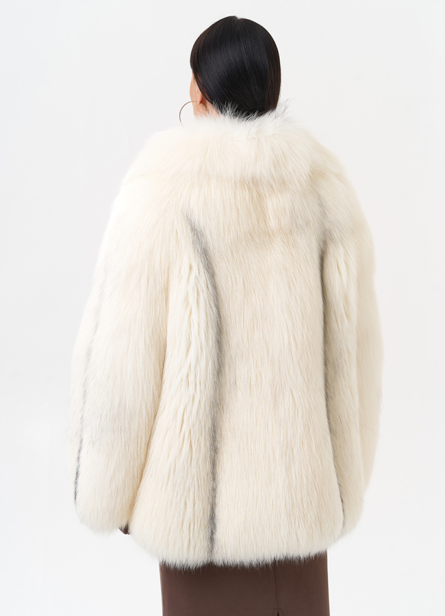 Белая куртка из лисы модель № 29457 в кредит
