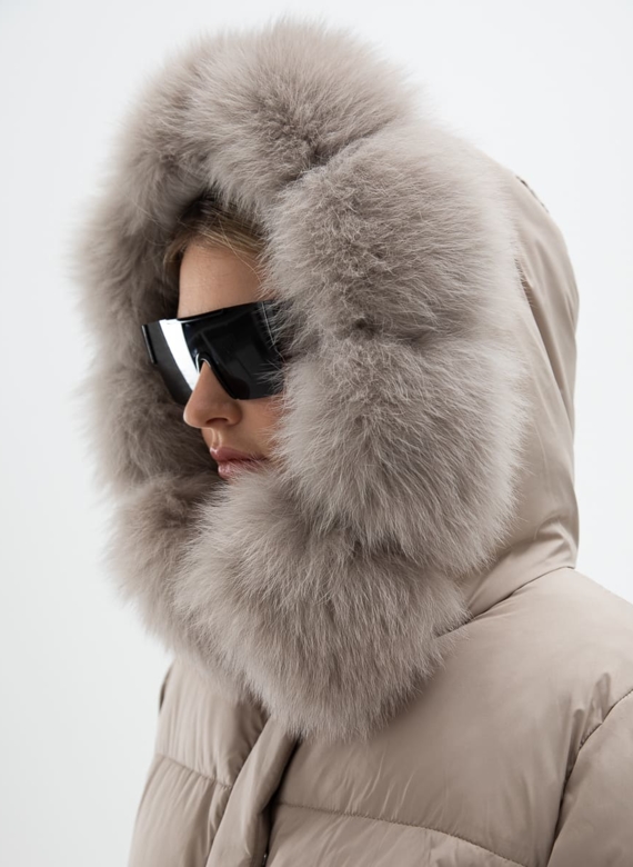 Короткий пуховик с капюшоном из меха песца