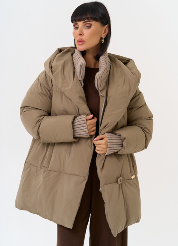 Женский пуховик с акцентными пуговицами