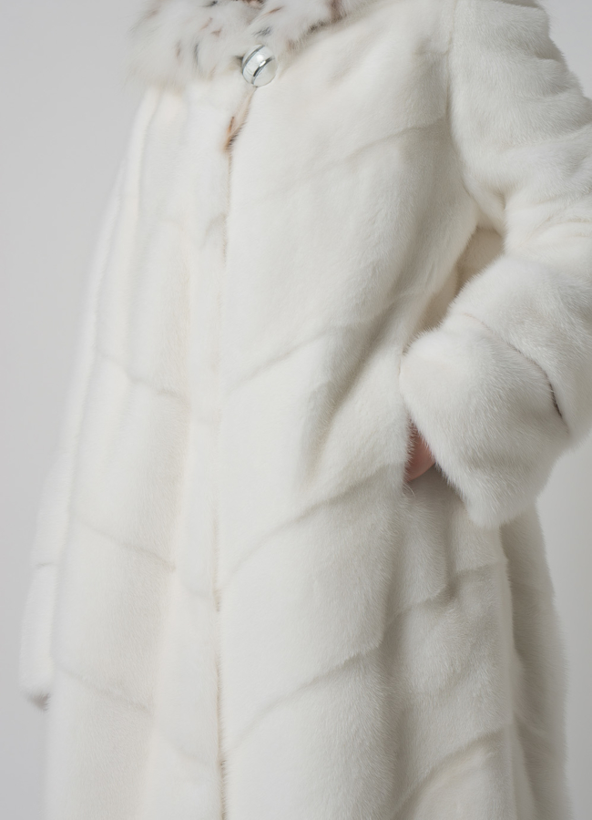 Белая шуба из норки с рысью модель № 25277 в рассрочку
