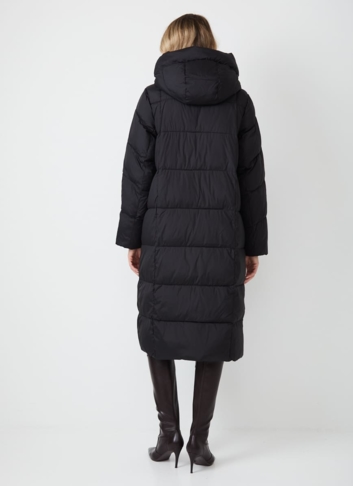 Женский пуховик черного цвета с капюшоном
