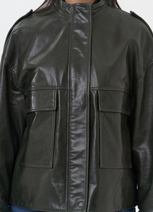 Женская кожаная куртка зеленого цвета модель № 77871 в рассрочку