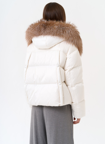 Женский пуховик с капюшоном из меха блюфрост