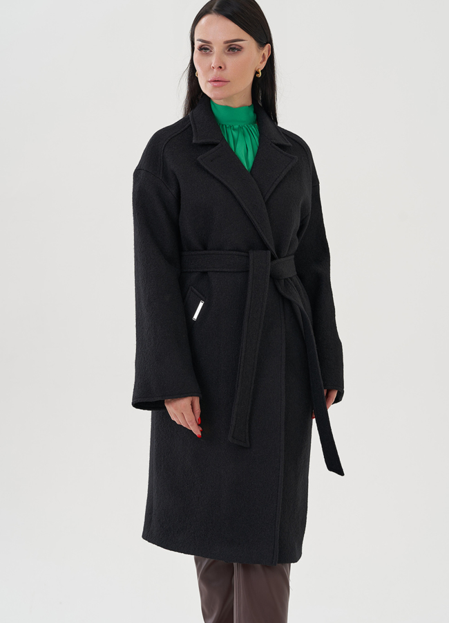 Женское пальто с английским воротником черного цвета  модель № 24757 меха малина