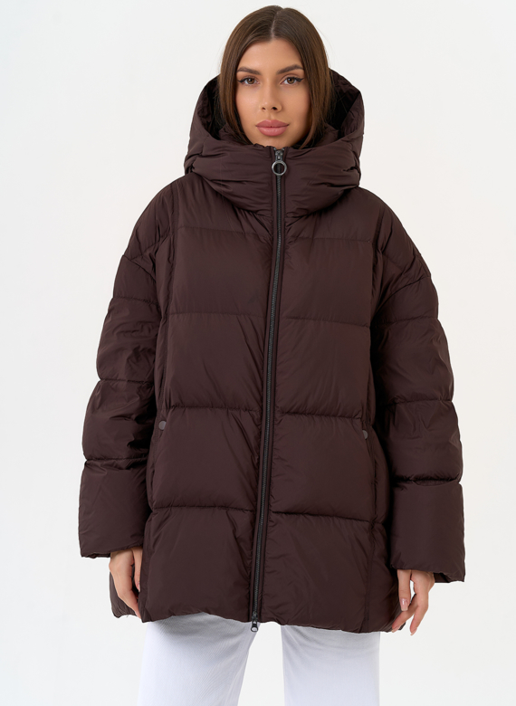 Женский пуховик коричневого цвета с капюшоном