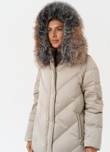 Светлый пуховик с мехом чернобурки