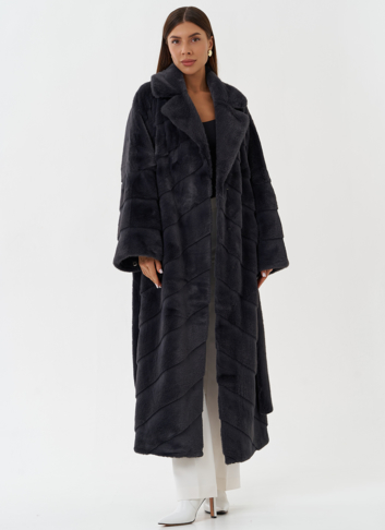 Длинное пальто из эко меха серого цвета