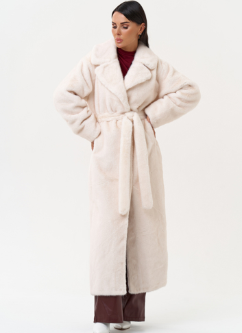 Женское пальто из эко меха молочного цвета