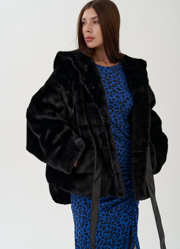 Шуба из эко меха с капюшоном и поясом в черном цвете