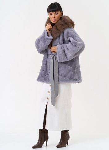 Женская шуба из меха норки с капюшоном из меха куницы