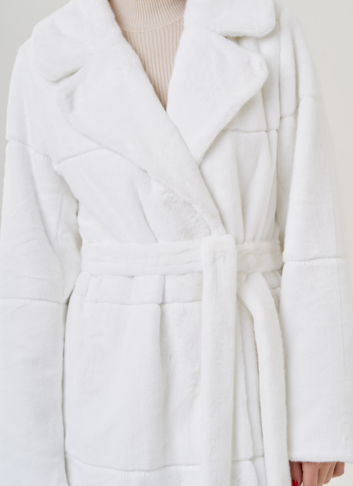 Белое пальто из эко меха