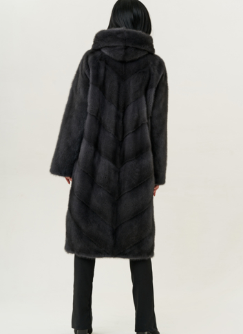 Женская шуба из норки силуэта баллон с капюшоном