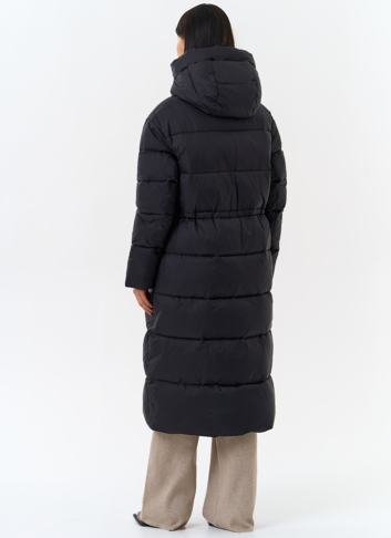 Женский пуховик черного цвета с капюшоном