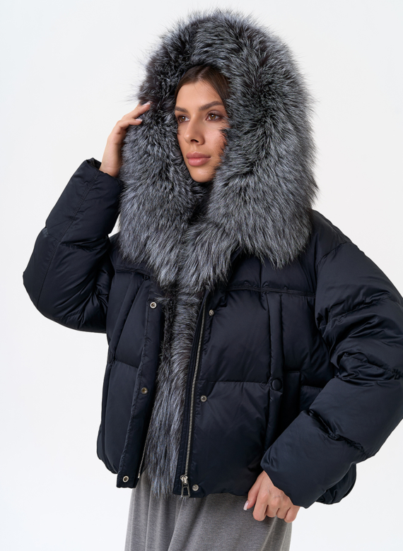 Женский пуховик с капюшоном из меха чернобурки