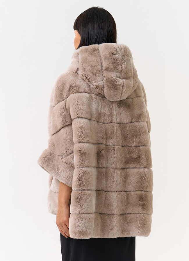 Короткая шуба из меха кролика с капюшоном модель № 25886 в кредит