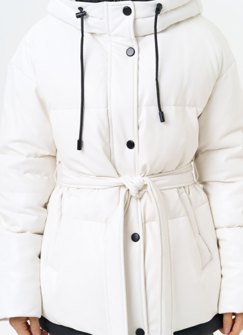 Белый пуховик из эко кожи с поясом