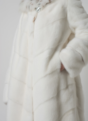 Белая шуба из норки с рысью