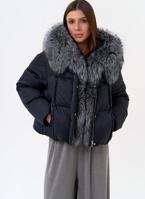 Женский пуховик с капюшоном из меха чернобурки