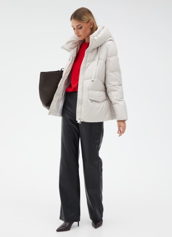 Женский светлый пуховик с капюшоном