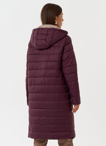 Стеганый пуховик бордового цвета с капюшоном