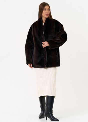 Женская шуба из эко меха коричневого цвета