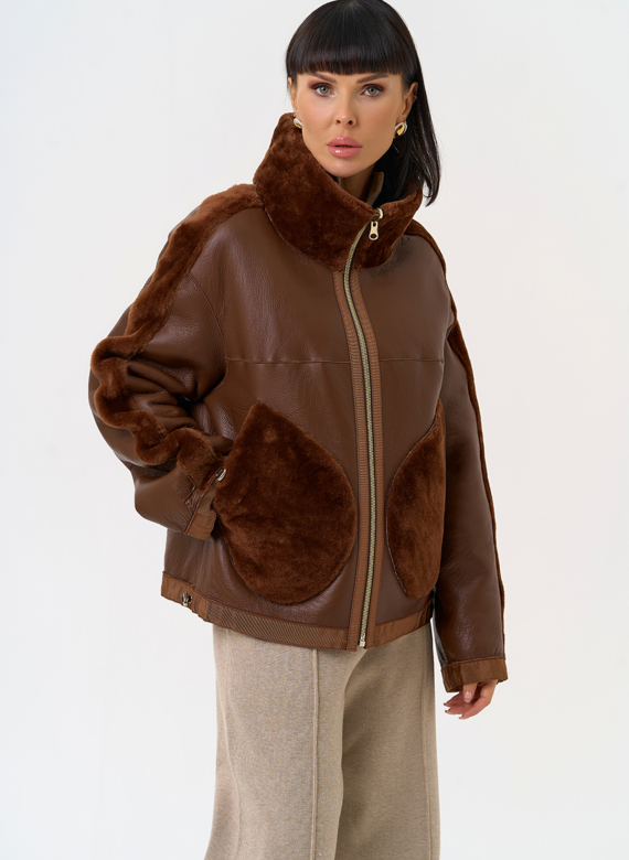 Короткая двухсторонняя дубленка в коричневом цвете