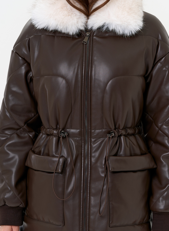 Женский пуховик из эко кожи с воротником из эко меха