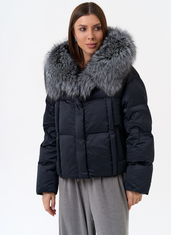 Женский пуховик с капюшоном из меха чернобурки