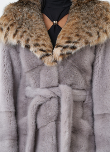 Женская шуба из меха норки с капюшоном из меха рыси