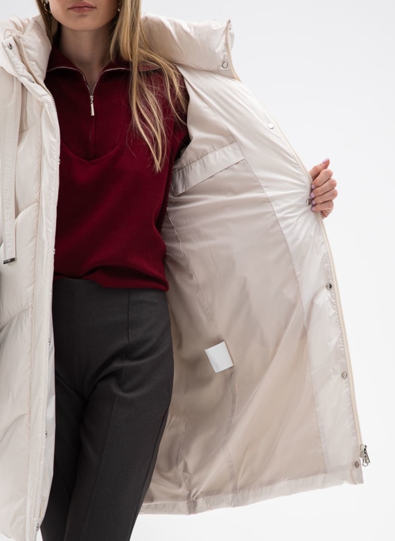 Женский пуховик белого цвета с капюшоном