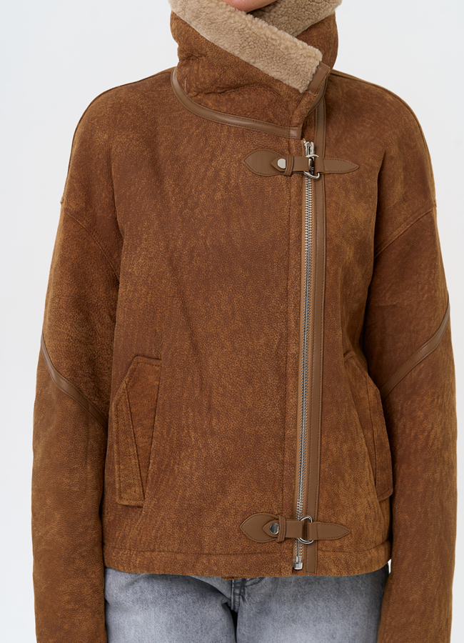 Короткая дубленка с воротником модель № 31359 в рассрочку