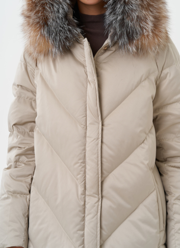 Светлый пуховик с мехом чернобурки