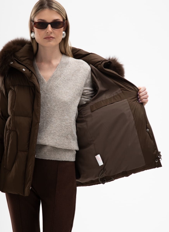 Короткий пуховик с капюшоном из меха песца