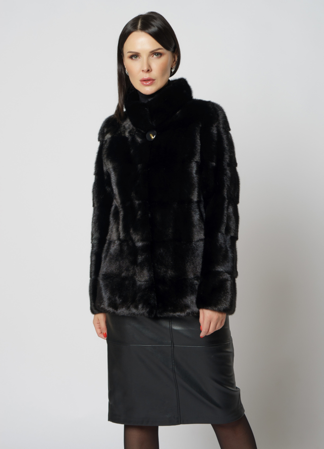 Укороченная норковая шуба с воротником стойкой черного цвета  модель № 25395 меха малина