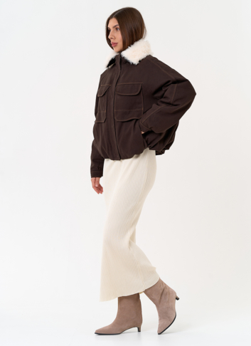 Укороченный пуховик с отделкой из эко меха