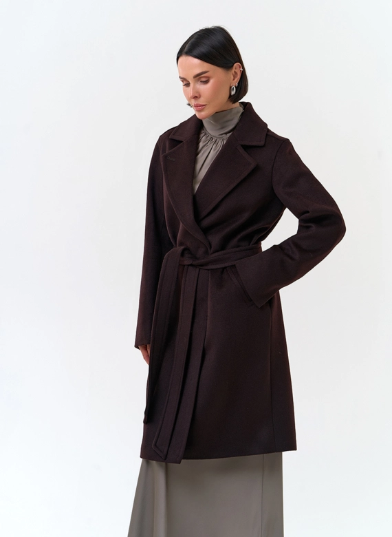 Женское пальто коричневого цвета с поясом