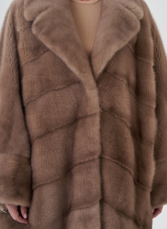 Шуба оверсайз с английским воротником 