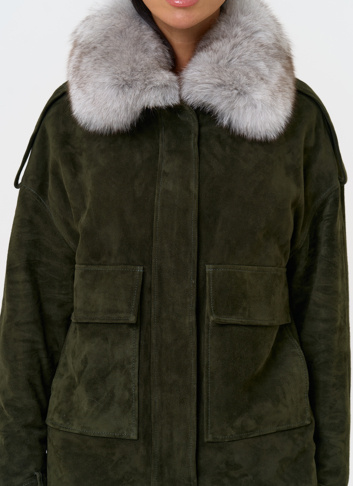 Короткий пуховик из натуральной замши