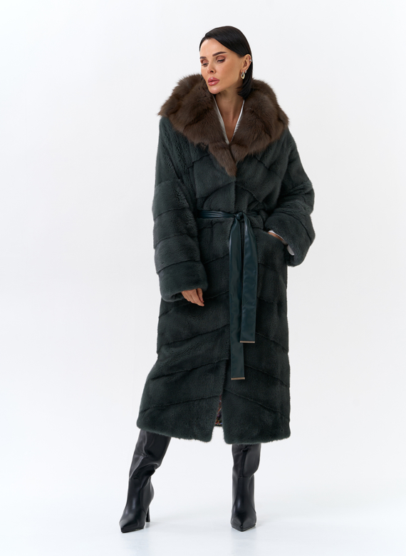 Шуба из меха норки с капюшоном из меха куницы