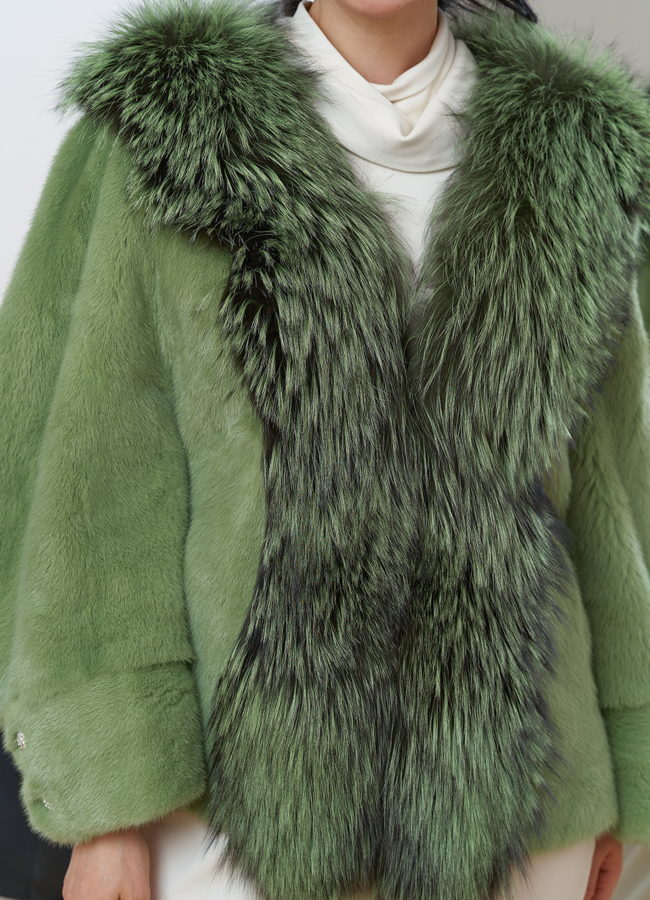 Короткая шуба из норки с мехом из чернобурки модель № 81025 универмаг малина