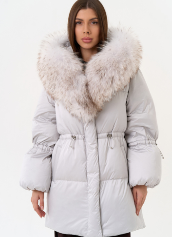 Светлый пуховик с капюшоном из меха лисы