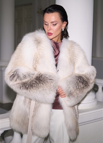 Светлая шуба из меха лисы с поясом