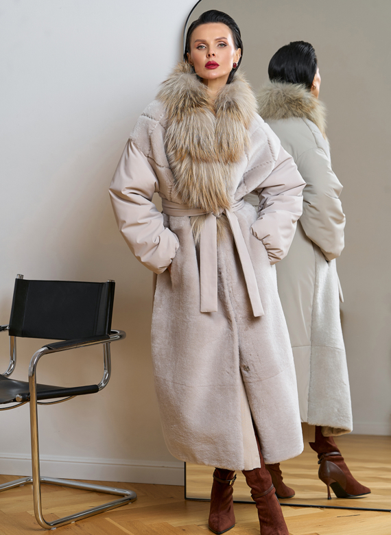 Комбинированное женское зимнее пальто с воротником из меха лисы