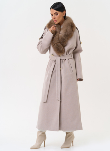 Утепленное женское пальто с английским воротником из меха фроста