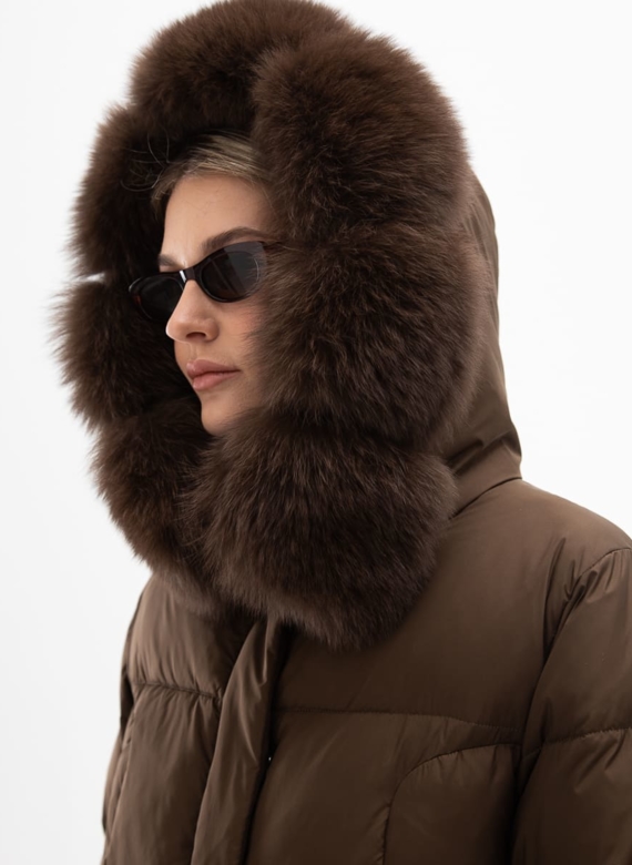 Короткий пуховик с капюшоном из меха песца