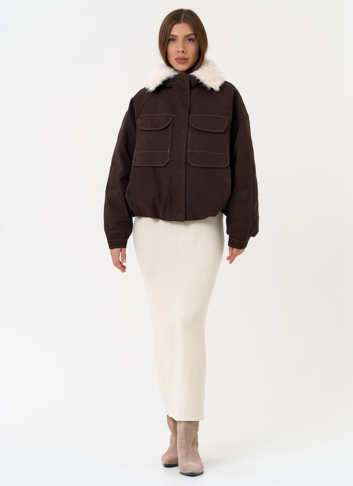 Укороченный пуховик с отделкой из эко меха