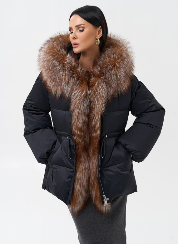 Женский пуховик с отделкой из меха лисы