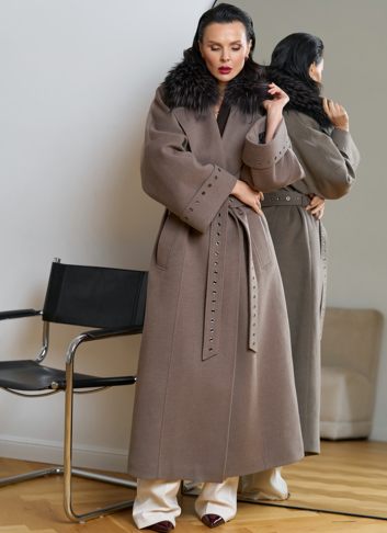 Утепленное женское пальто с английским воротником из меха лисы