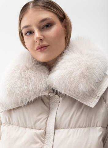 Женский пуховик с отделкой из меха песца