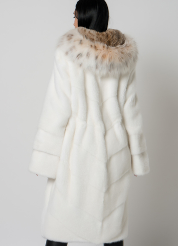 Белая шуба из норки с рысью